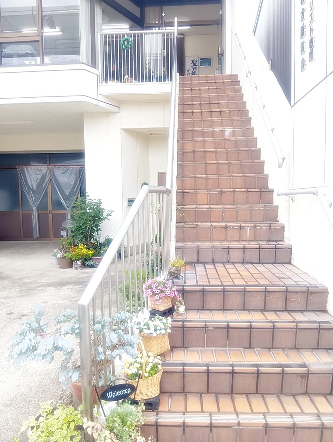 教会2F入り口階段